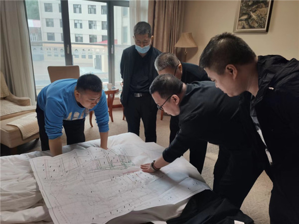 山東科技大學(xué)實用礦山壓力研究中心主任石永奎教授、郝建博士應(yīng)邀赴龍煤雙鴨山礦業(yè)集團進行技術(shù)交流