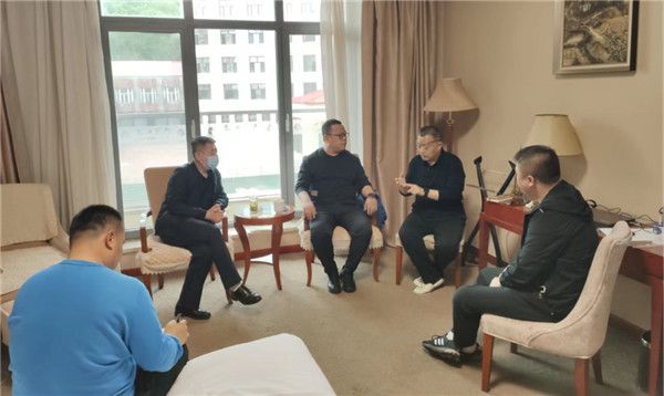 山東科技大學(xué)實(shí)用礦山壓力研究中心主任石永奎教授、郝建博士應(yīng)邀赴龍煤雙鴨山礦業(yè)集團(tuán)進(jìn)行技術(shù)交流